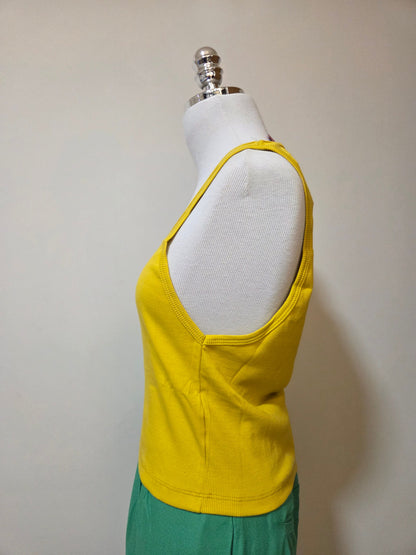 Regata Farm Rio com Bordado de Araras Vermelhas Fundo Amarelo
