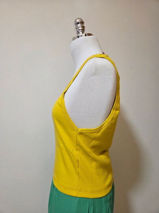 Regata Farm Rio com Bordado de Araras Vermelhas Fundo Amarelo