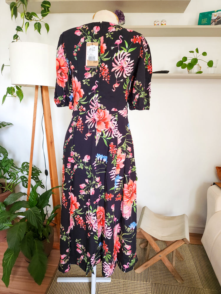 Vestido Antix Midi Floral com Fundo Preto