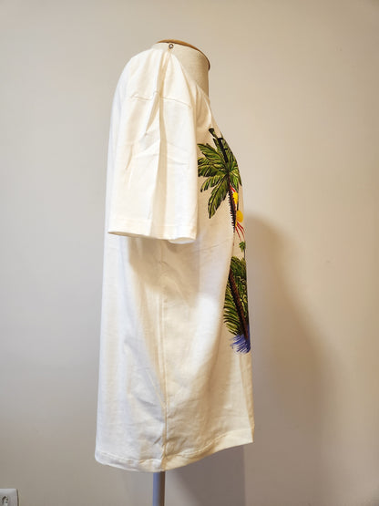 Camiseta Farm Arara Vermelha e Paisagem Tropical - Fundo Branco