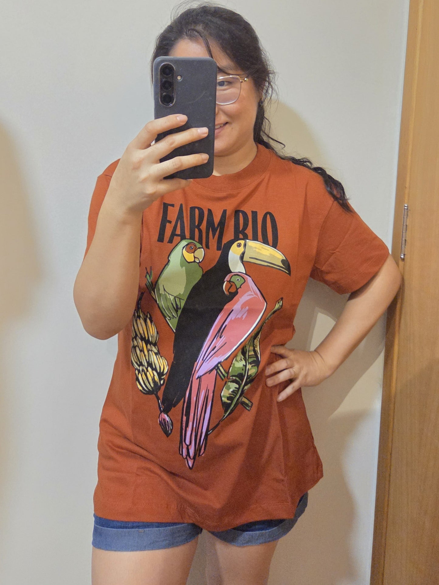 Camiseta Farm Tucano e Arara Fundo Marrom
