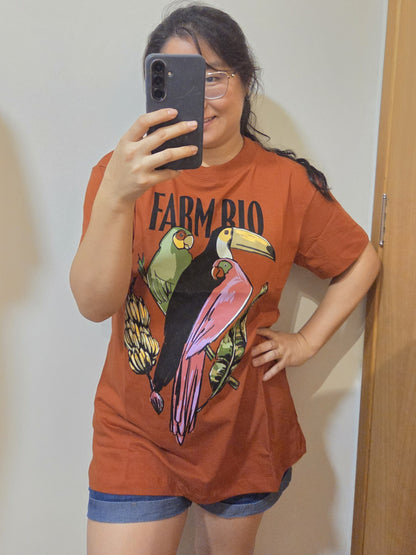 Camiseta Farm Tucano e Arara Fundo Marrom