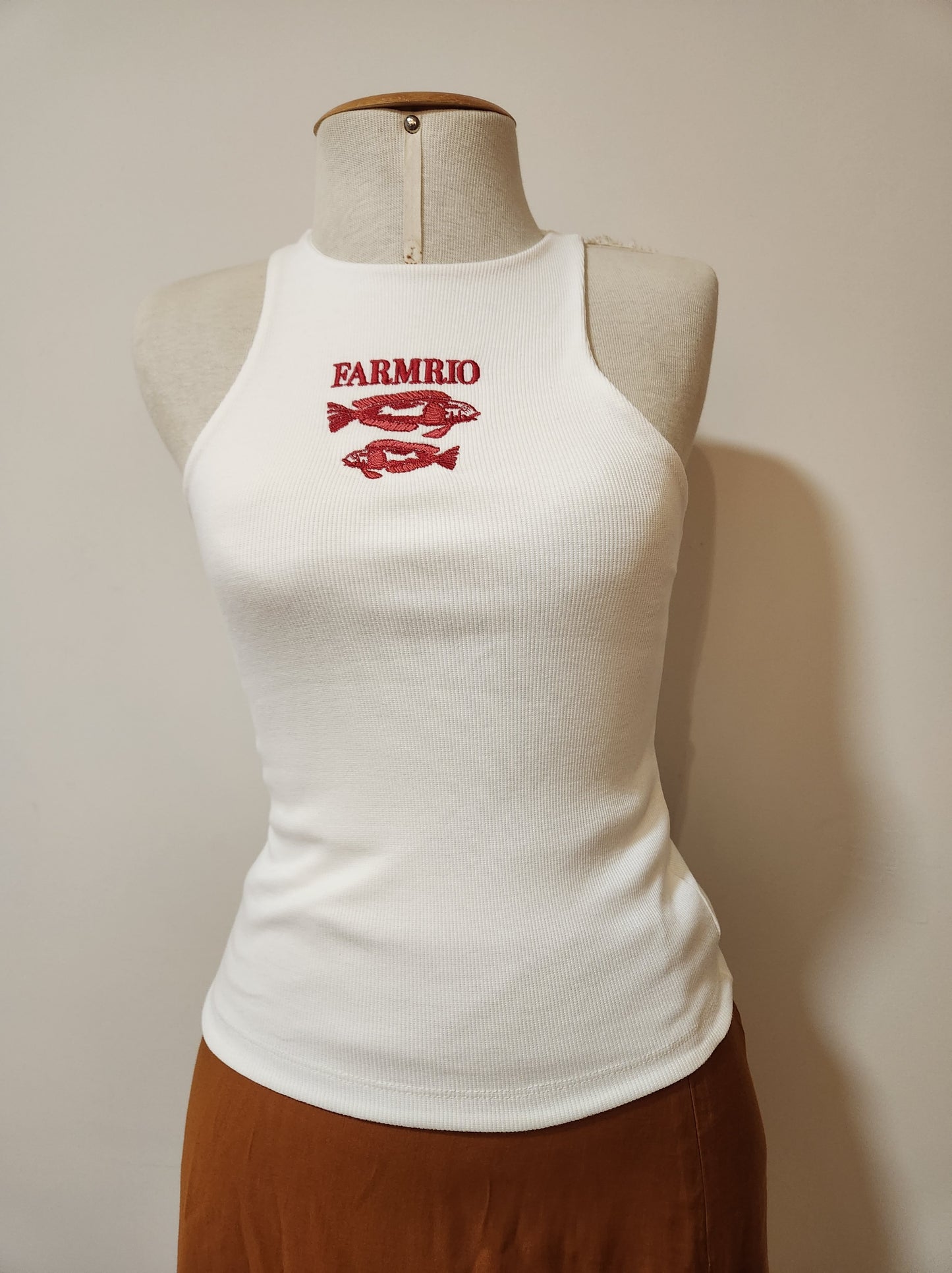 Regata Farm Rio com Peixes Bordado Vermelho