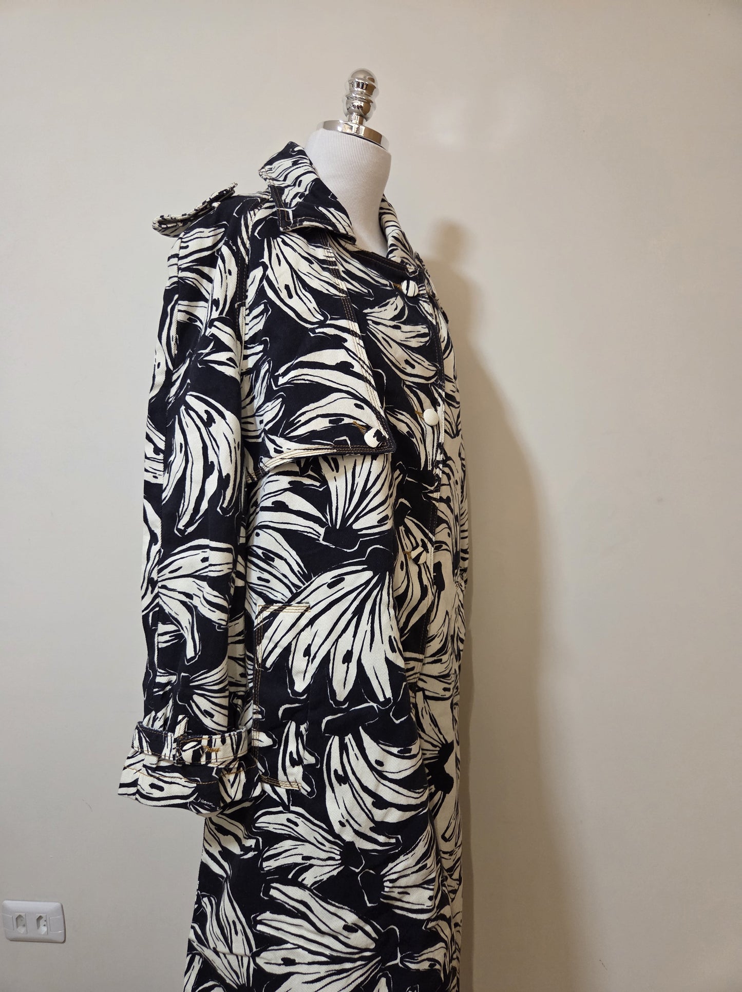 Trench Coat Farm Preto e Branco Bananas