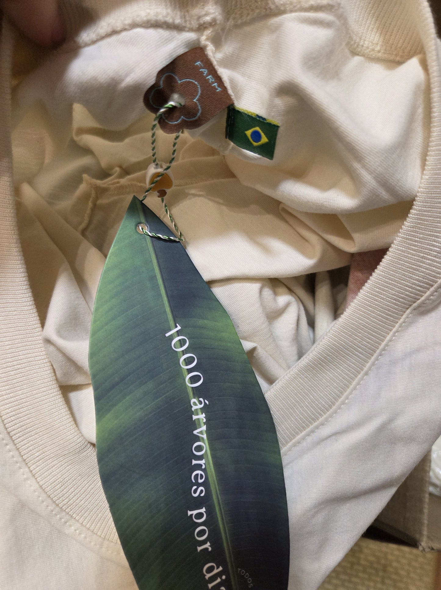 Camiseta Farm Rosa Vermelha Fundo Bege