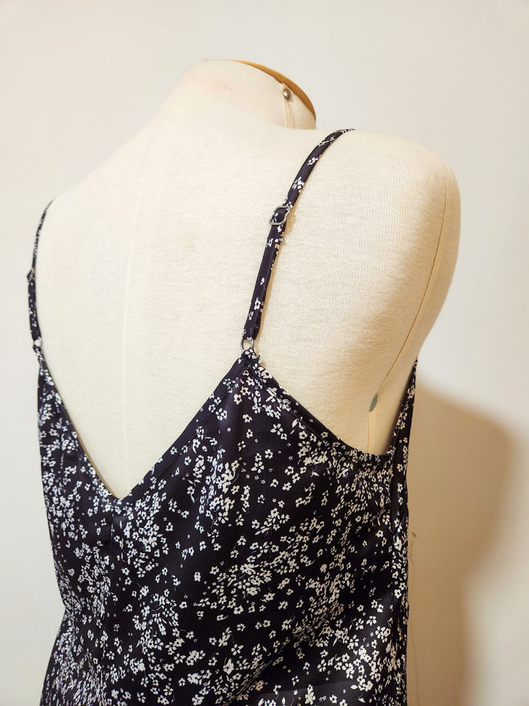 Vestido Blue Steel Preto com Florzinha Branca