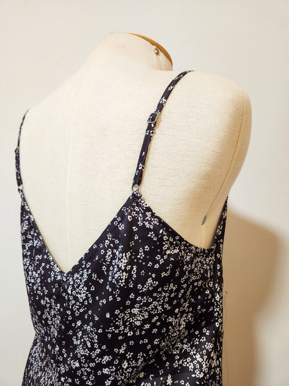 Vestido Blue Steel Preto com Florzinha Branca