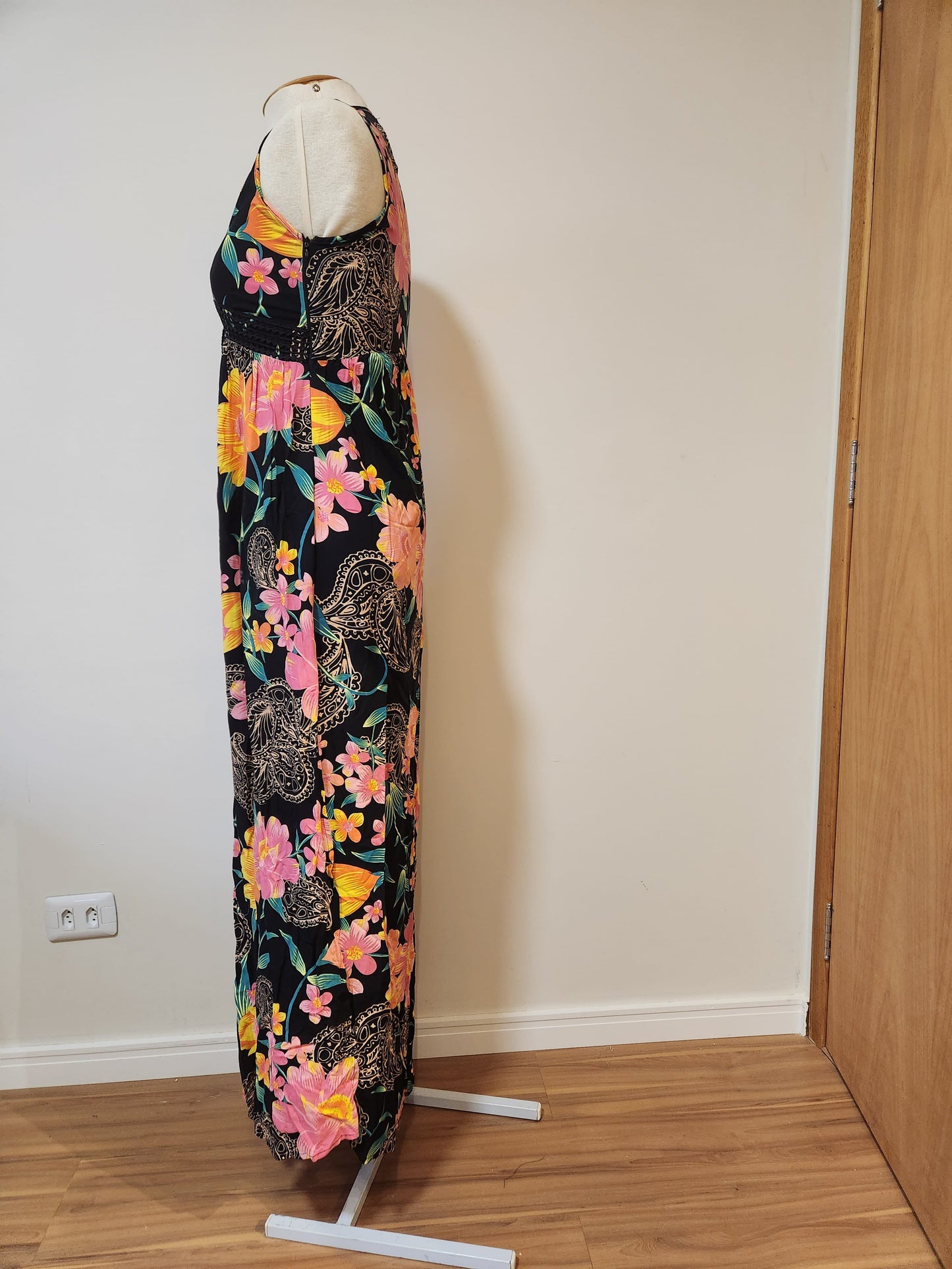 Vestido Marisa Floral com Fundo Preto