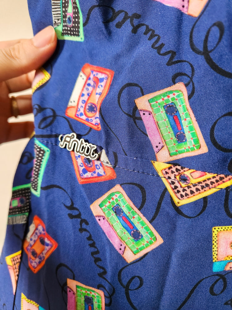 Vestido Antix Transpassado – Estampa de Fita Cassete