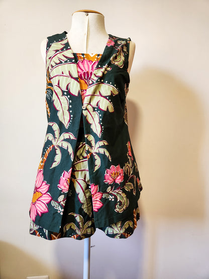 Conjunto Farm Trio Top, Colete e Shorts Floral com Fundo Verde