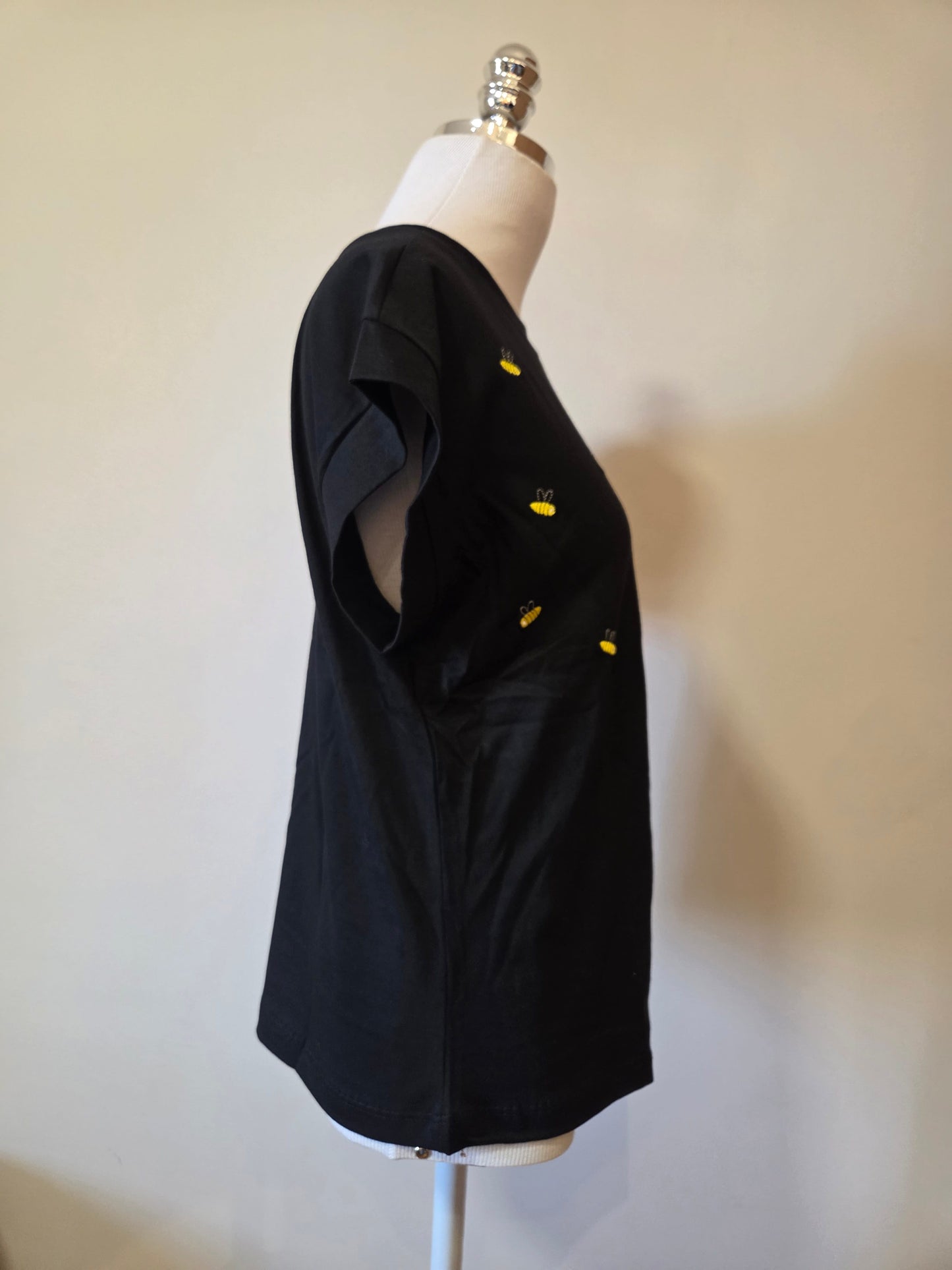Camiseta Yellon Muscle Abelhas Bordadas Fundo Preto