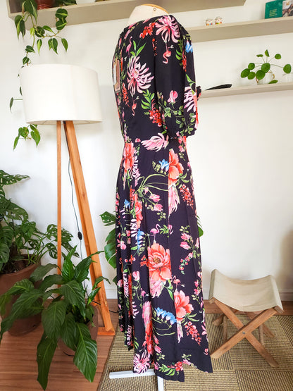 Vestido Antix Midi Floral com Fundo Preto