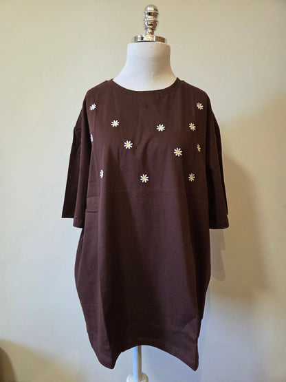 Camiseta Yellon Margaridas Bordadas Fundo Marrom