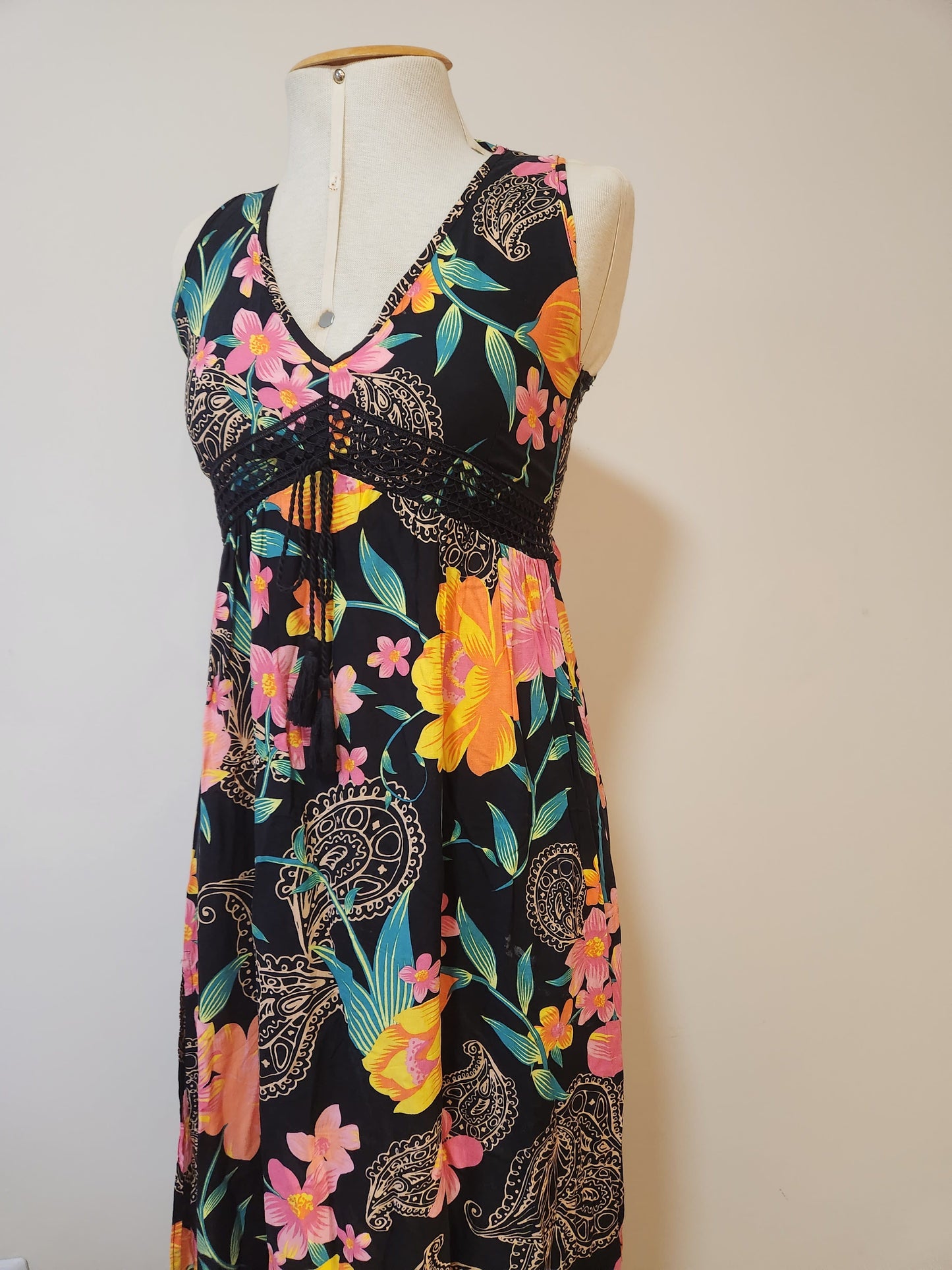 Vestido Marisa Floral com Fundo Preto