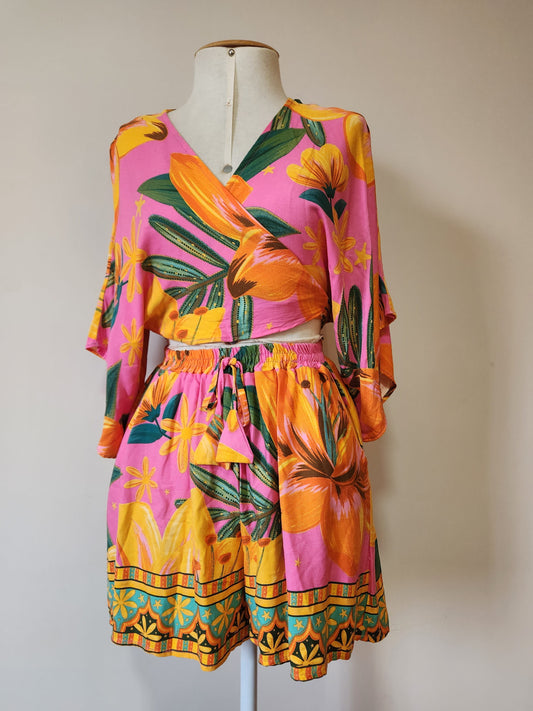 Conjunto Cropped e Shorts Floral Amarelo e Fundo Rosa
