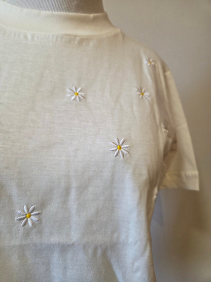 Camiseta Yellon Margaridas Brancas Bordadas