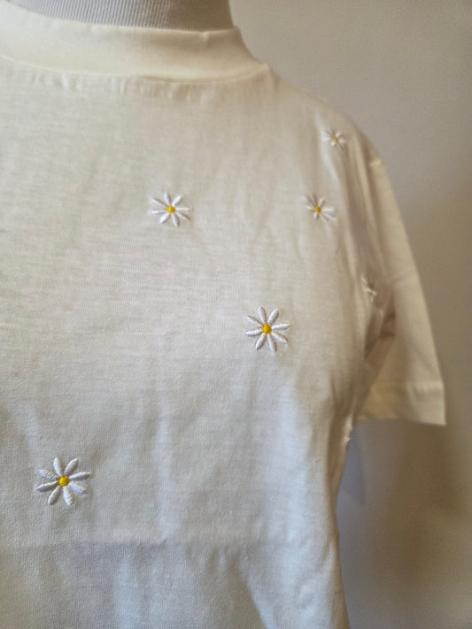 Camiseta Yellon Margaridas Brancas Bordadas