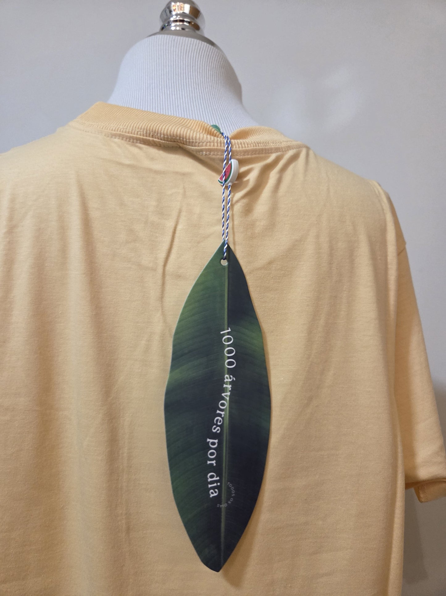 Camiseta Farm Bicicleta e Praia com fundo Coral