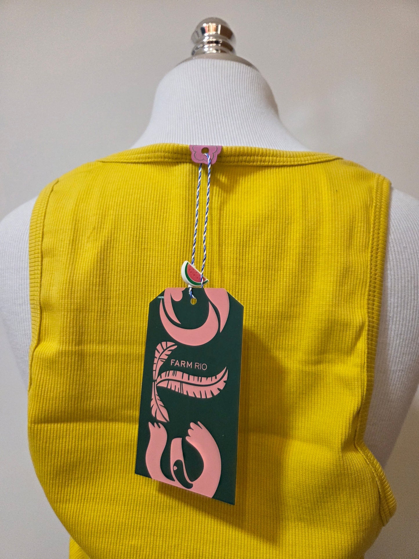 Regata Farm Rio com Bordado de Araras Vermelhas Fundo Amarelo