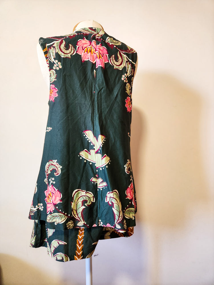 Conjunto Farm Trio Top, Colete e Shorts Floral com Fundo Verde