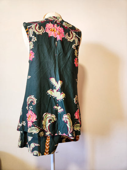Conjunto Farm Trio Top, Colete e Shorts Floral com Fundo Verde