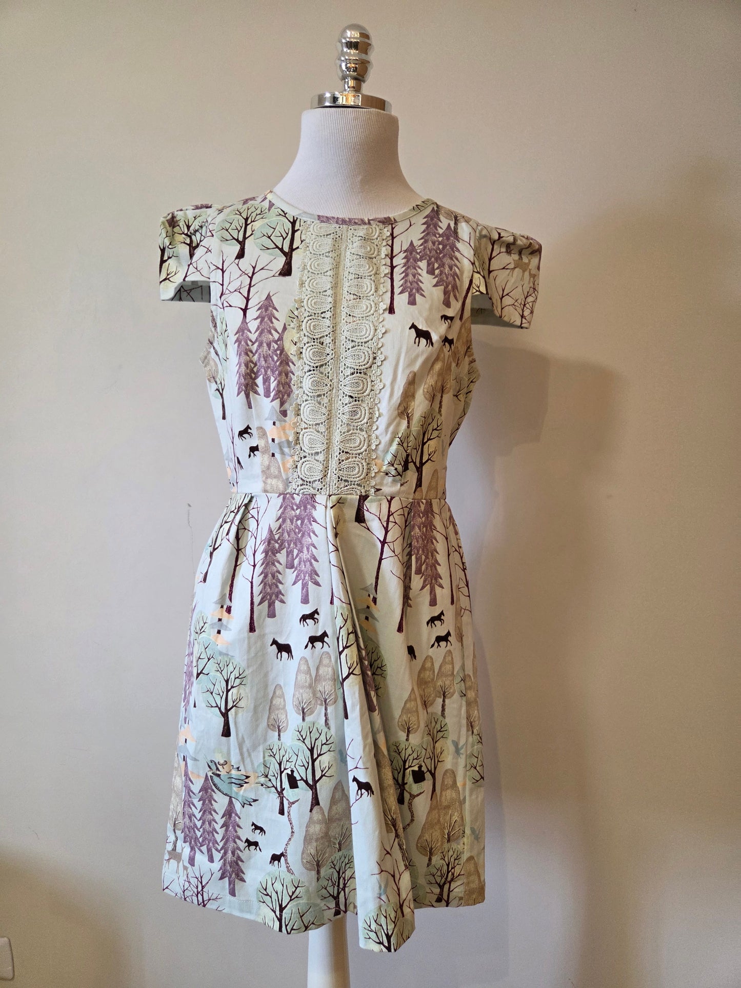 Vestido Antix Curto Estampa Renda Bosque