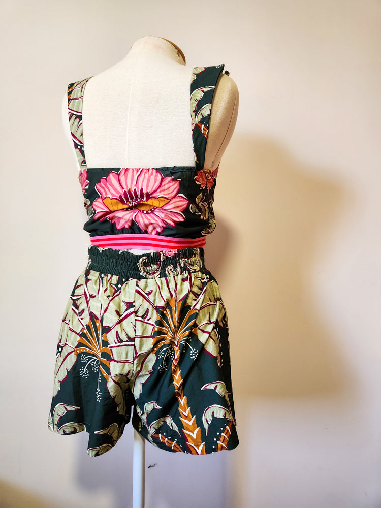 Conjunto Farm Trio Top, Colete e Shorts Floral com Fundo Verde