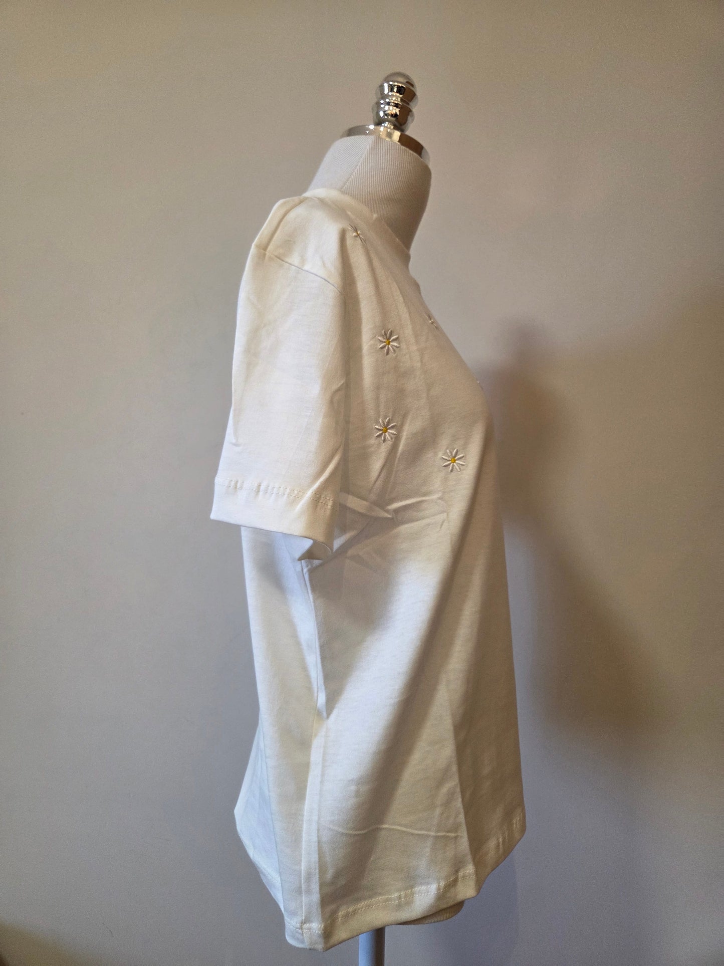 Camiseta Yellon Margaridas Brancas Bordadas