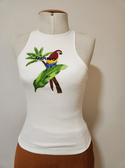 Regata Farm Rio com Estampa de Arara Tricolor e Folhagens