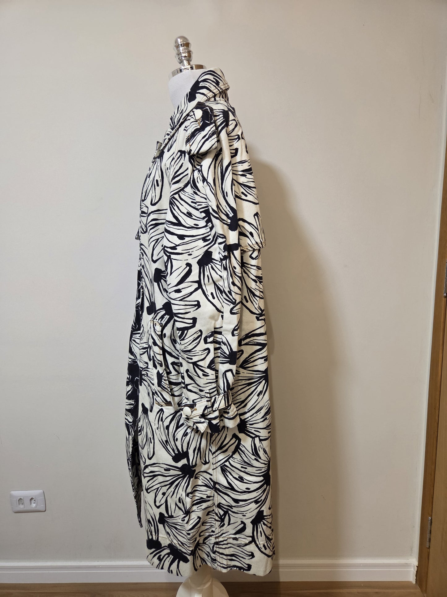 Trench Coat Farm Preto e Branco Bananas