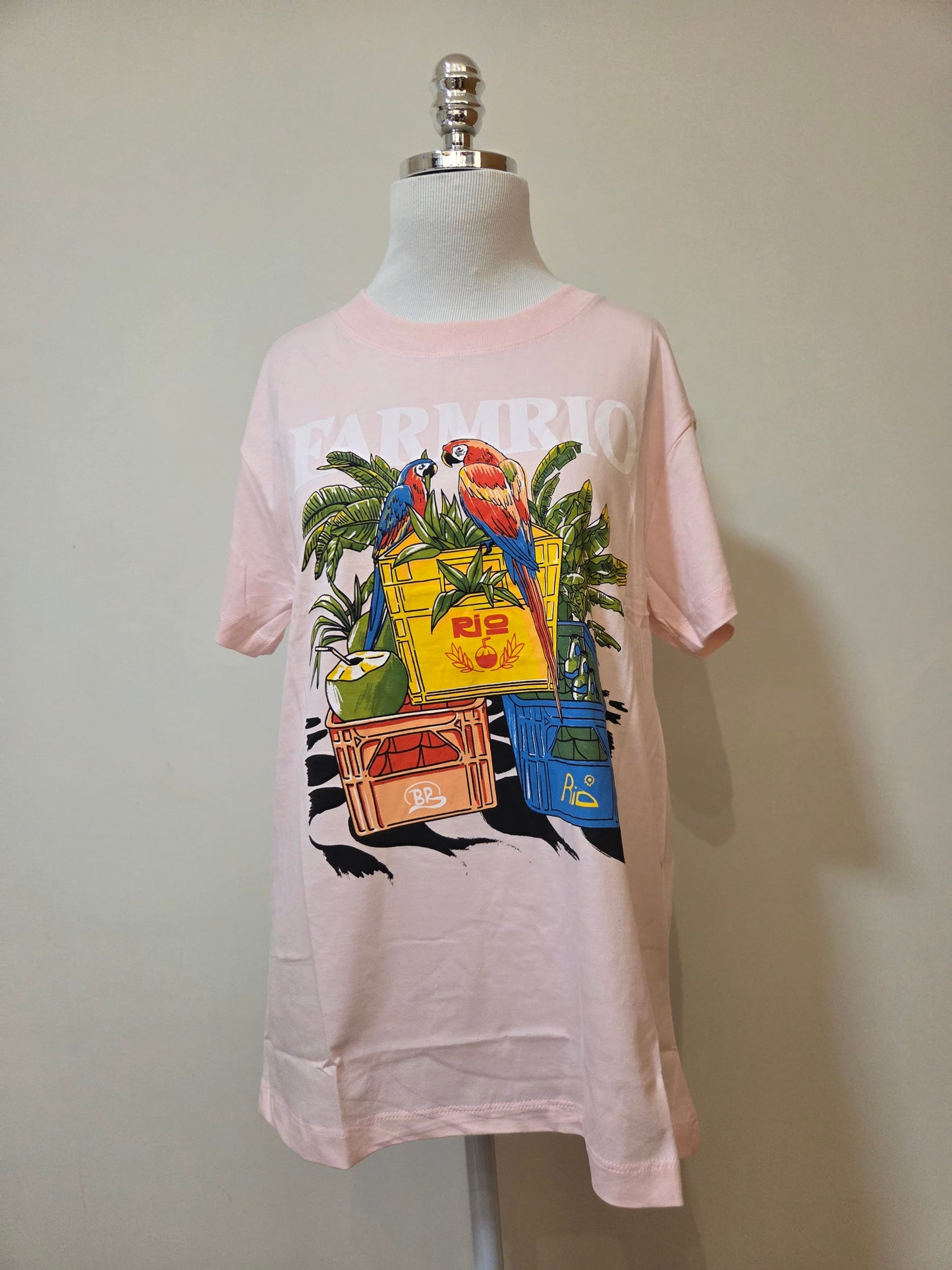 Camiseta Farm Engradados Arara Rosa - Modelagem Média