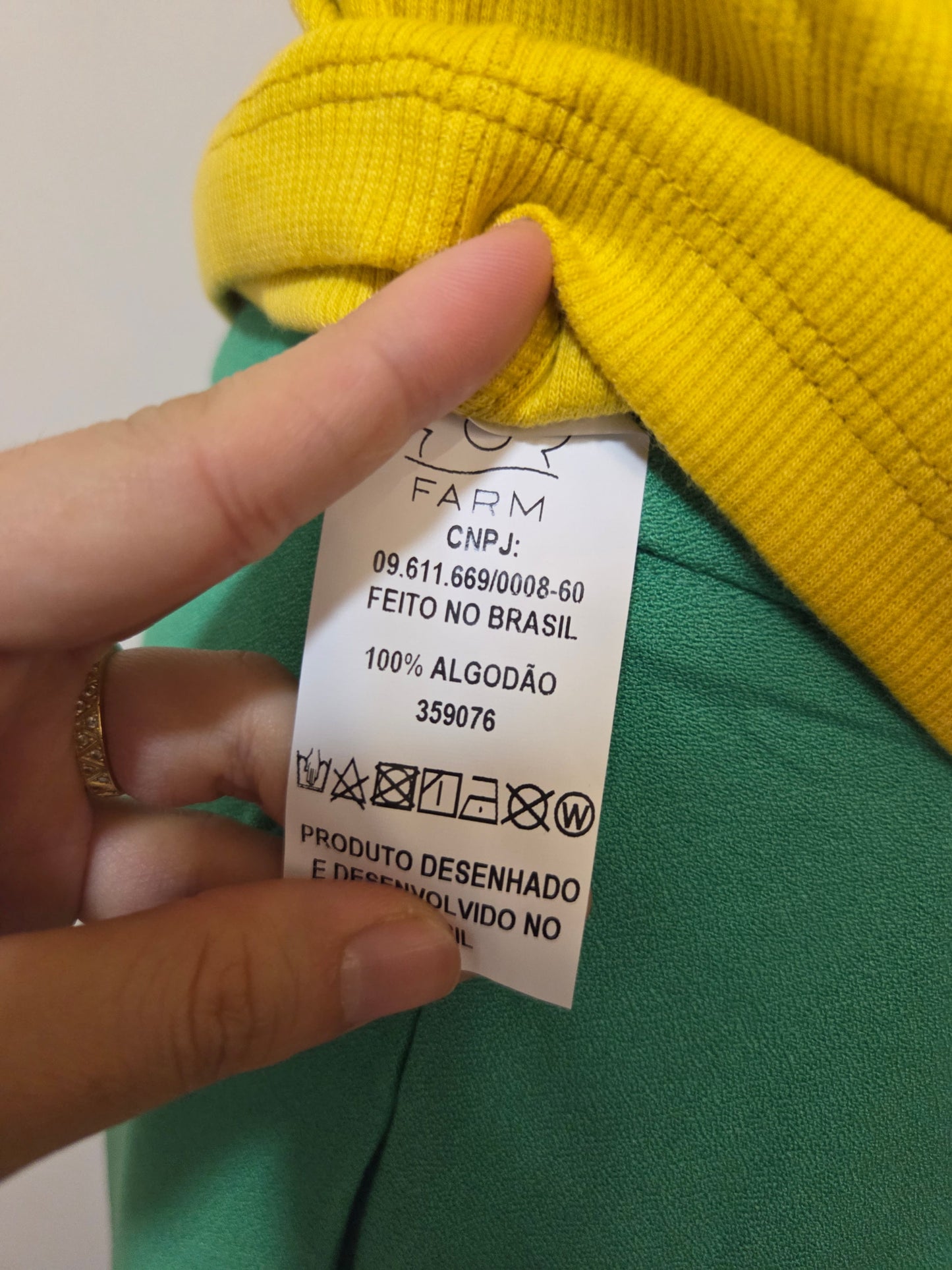 Regata Farm Rio com Bordado de Araras Vermelhas Fundo Amarelo