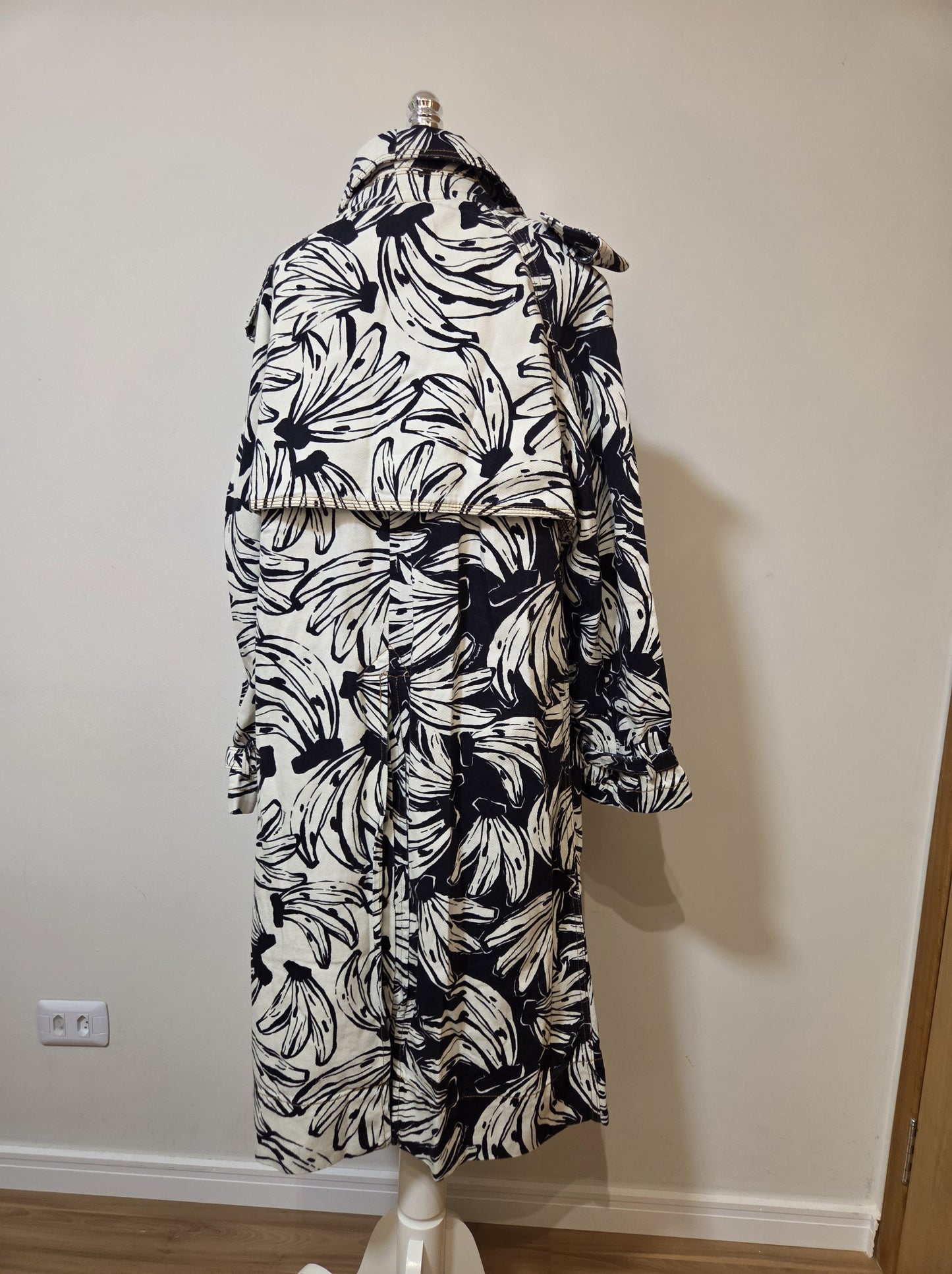 Trench Coat Farm Preto e Branco Bananas