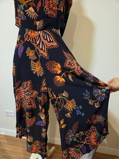 Macacão Farm Pantacourt Estampa Floral Fundo Preto