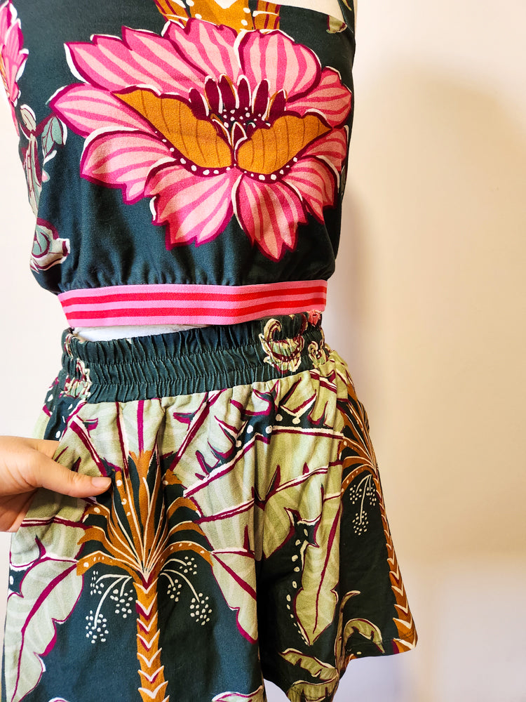Conjunto Farm Trio Top, Colete e Shorts Floral com Fundo Verde