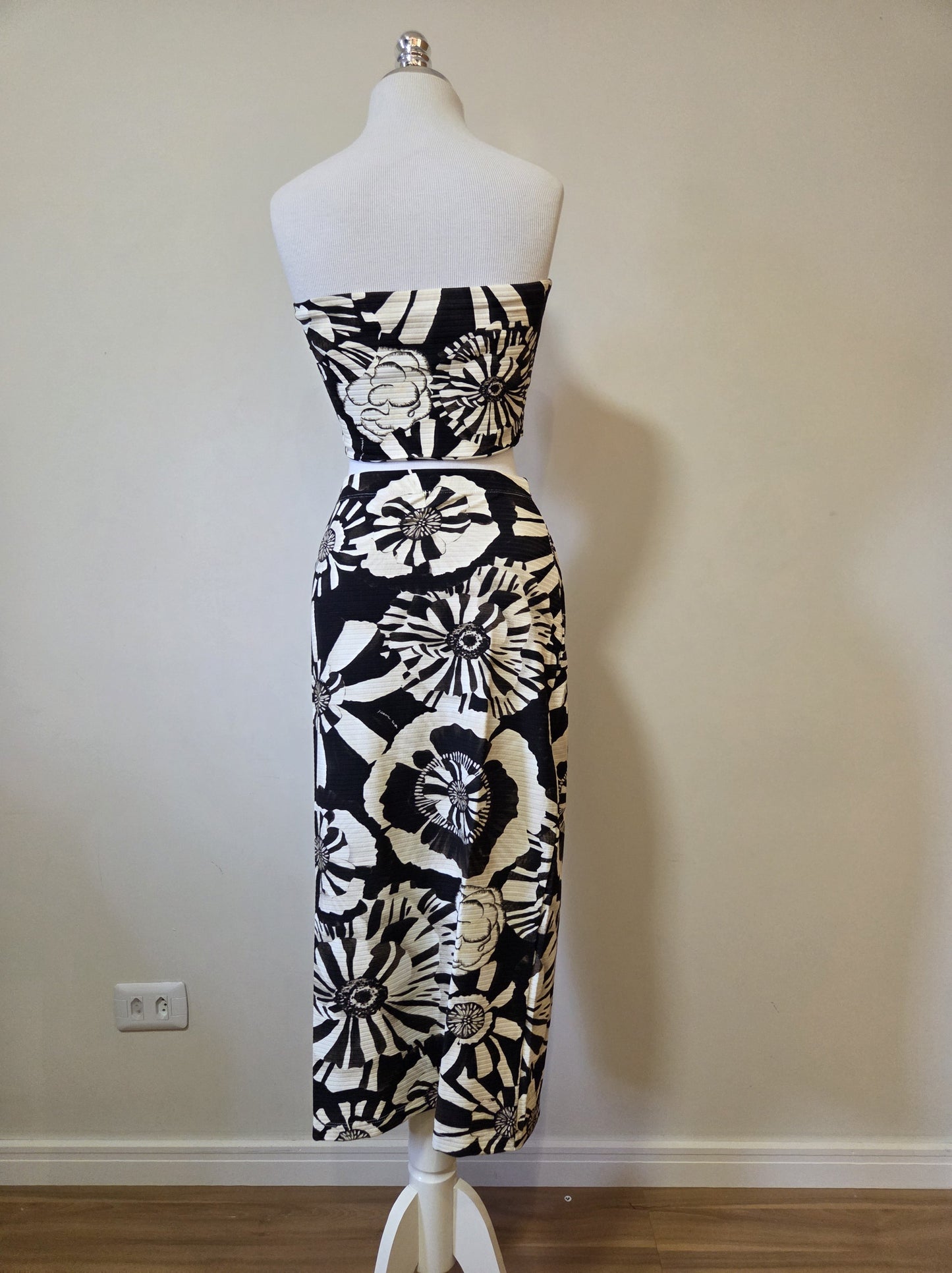 Conjunto Farm Top e Saia Flora Preto e Off