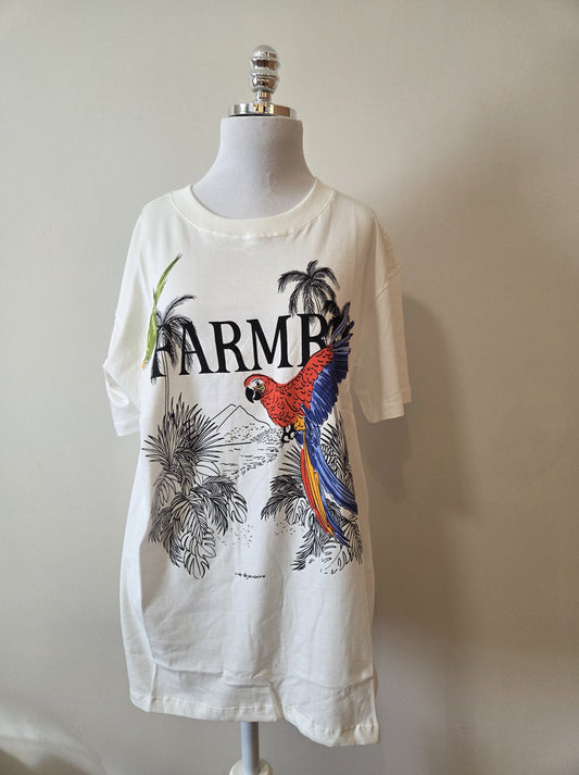 Camiseta Farm Estampa Arara Vermelha e Coqueiros