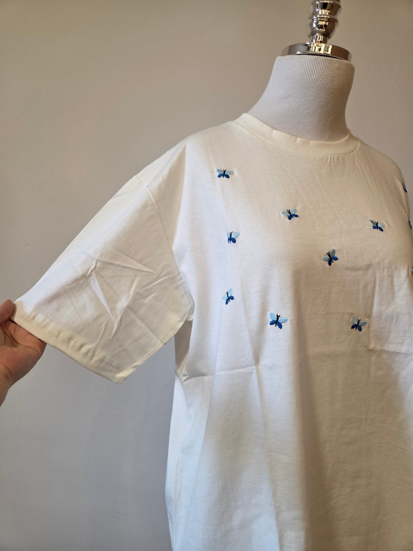 Camiseta Yellon Borboletas Azuis Bordadas