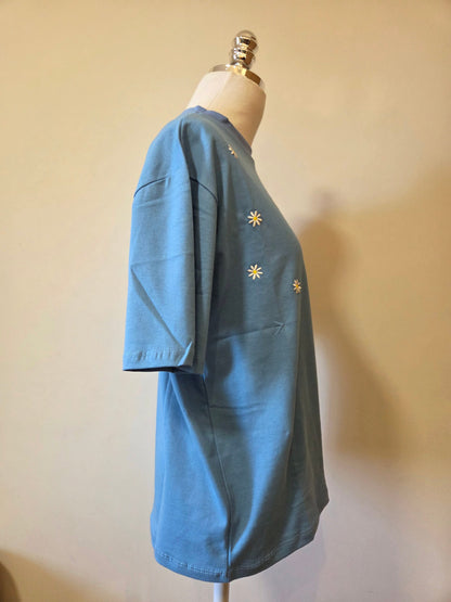 Camiseta Yellon Margaridas Bordadas e Fundo Azul