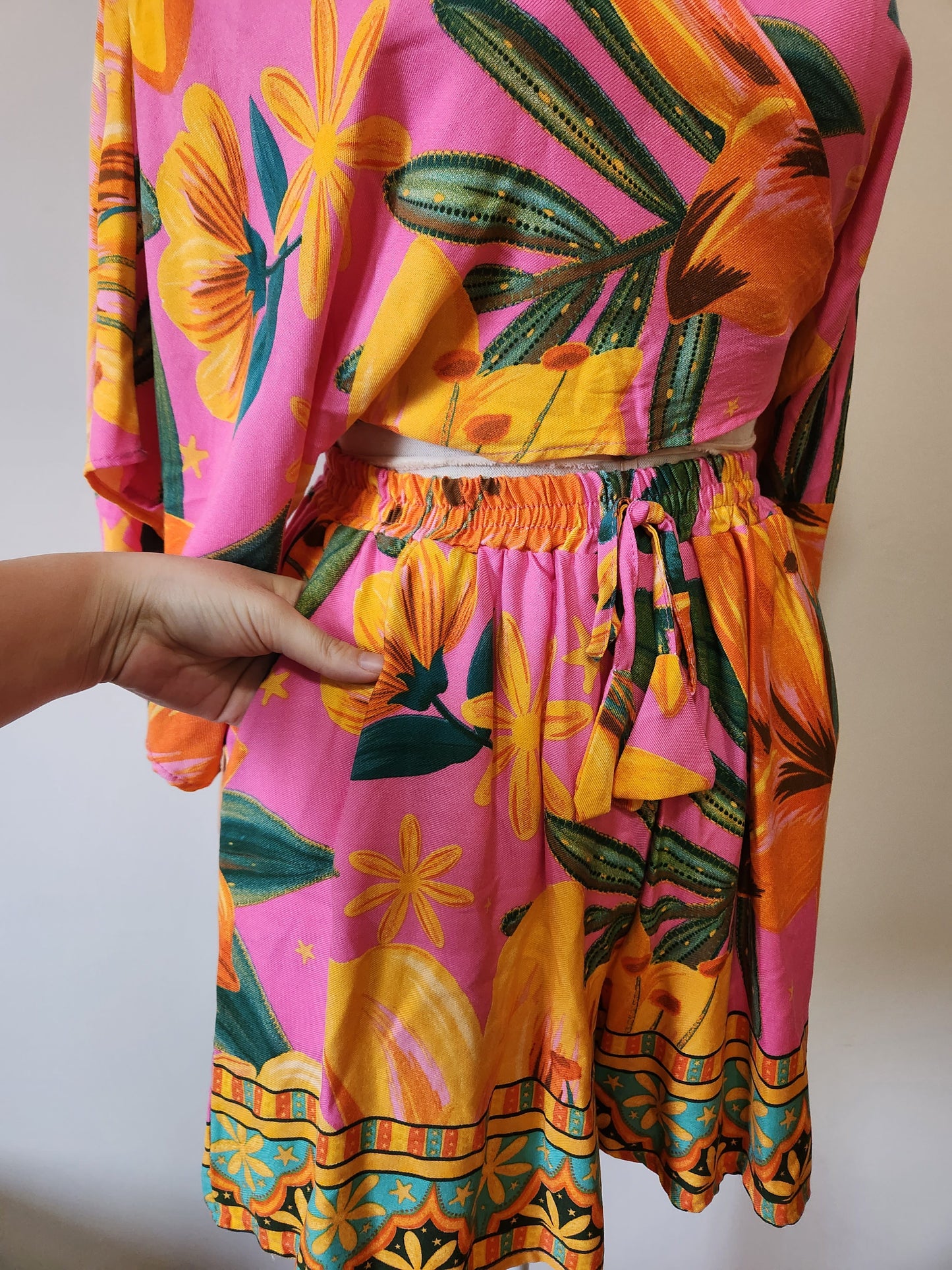 Conjunto Cropped e Shorts Floral Amarelo e Fundo Rosa