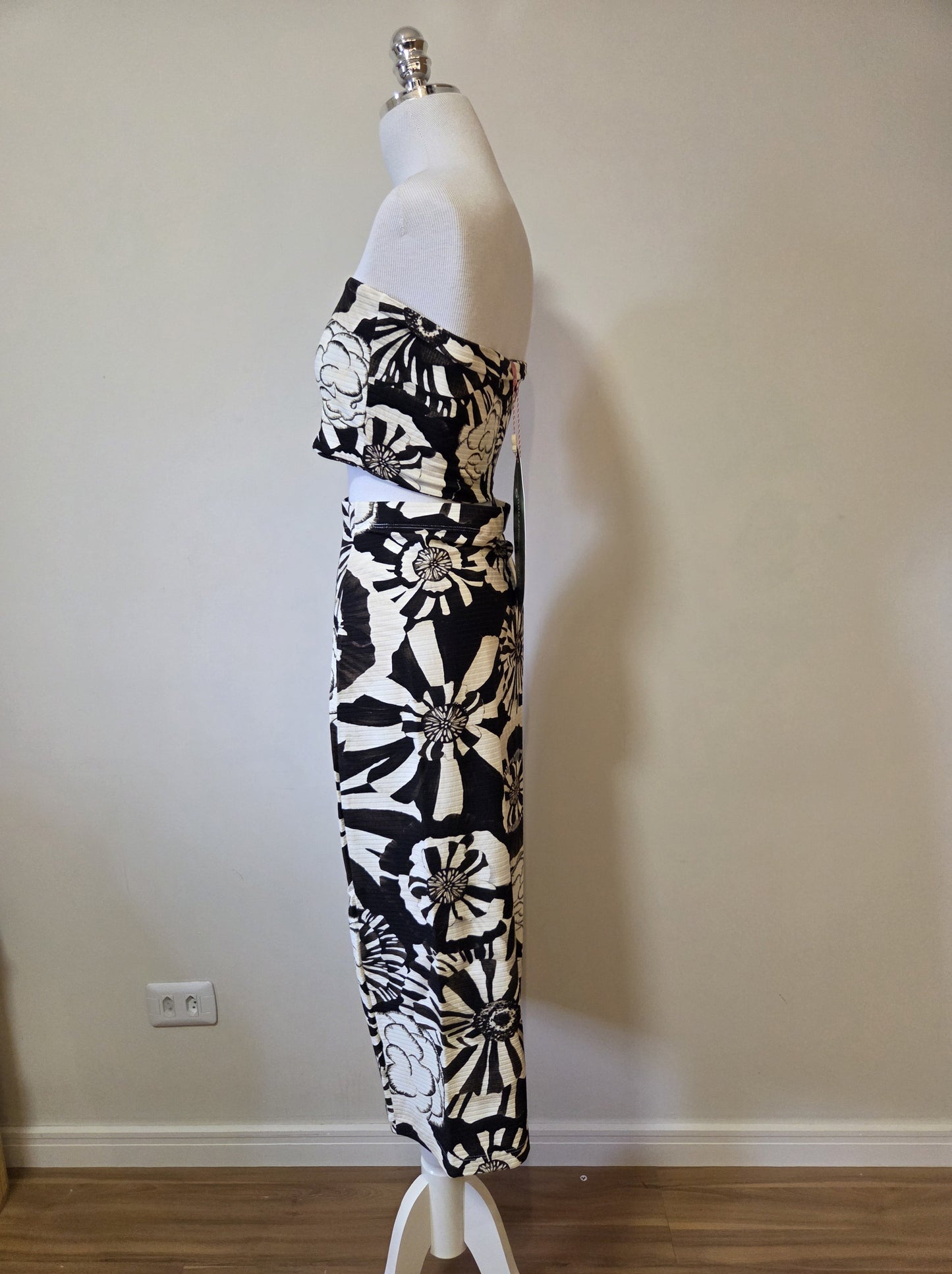 Conjunto Farm Top e Saia Flora Preto e Off