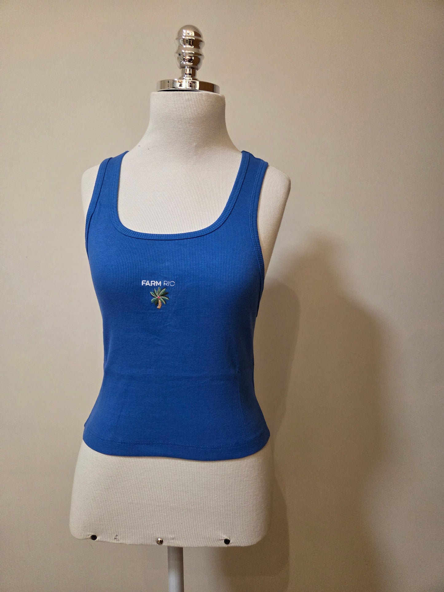Regata Farm Rio com Bordado de Coqueiro Fundo Azul