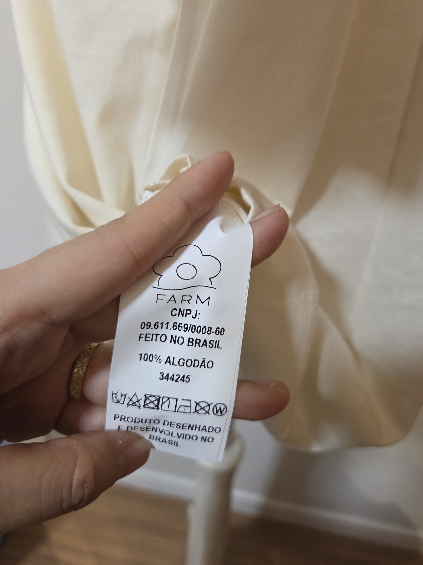 Camiseta Farm Rosa Vermelha Fundo Bege