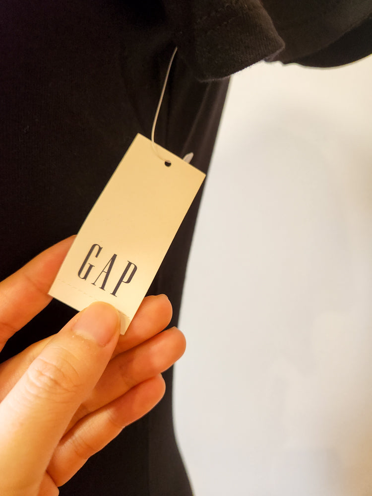 Camiseta GAP Escrita Cinza e Fundo Preto