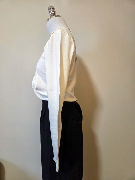 Blusinha Nati Vozza Off White Manga Longa com Torção Frontal