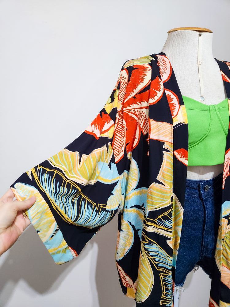 Kimono Farm Folhagens Verde e Vermelho Fundo Preto