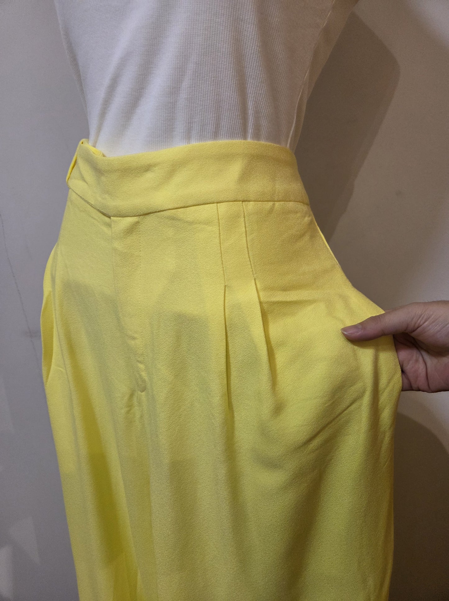 Calça Farm Reta Pregas Amarelo