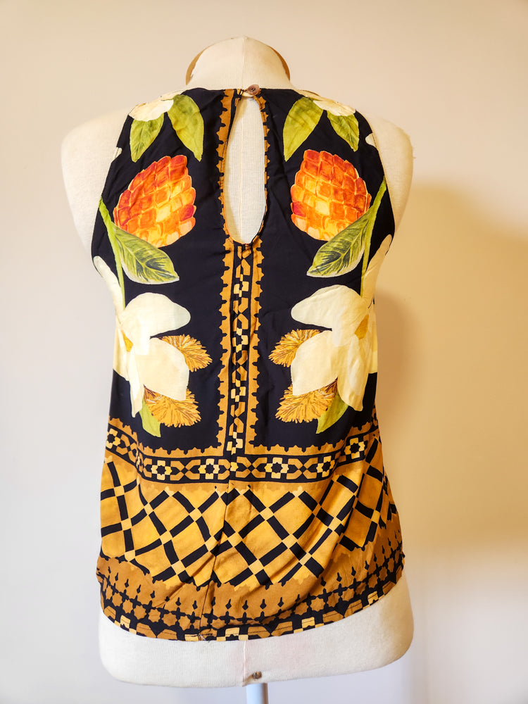 Regata Farm Floral Laranja e Creme Fundo Preto