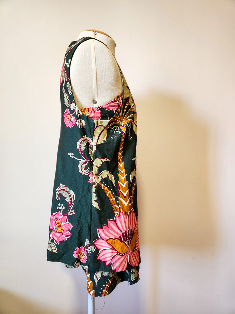 Conjunto Farm Trio Top, Colete e Shorts Floral com Fundo Verde