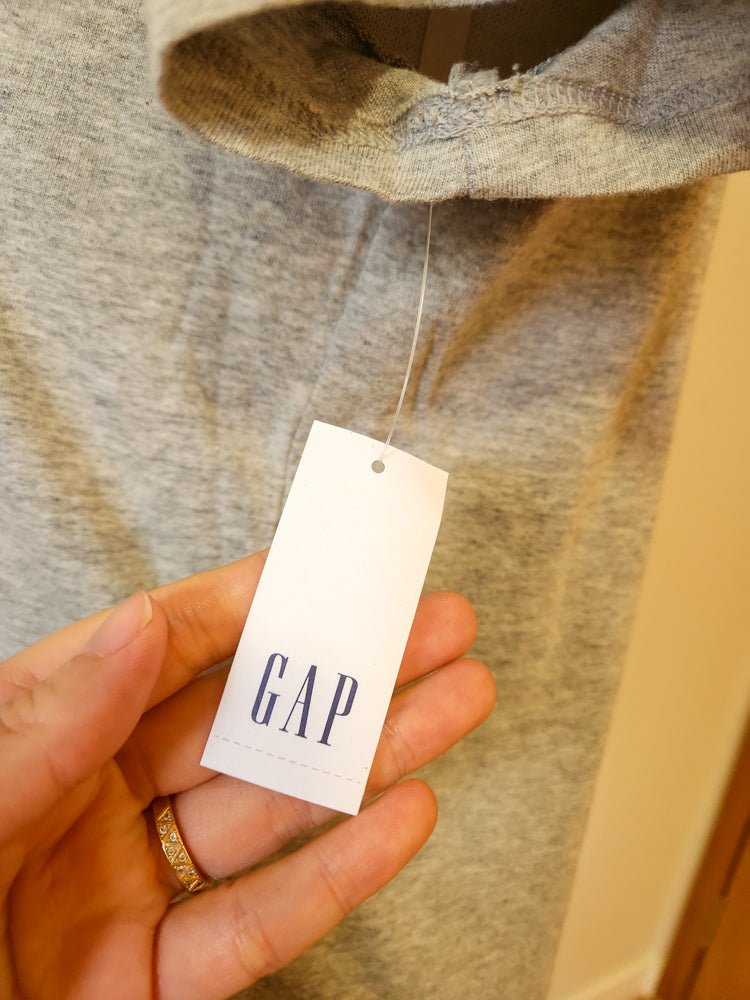 Camiseta GAP Escrita Branca e Fundo Cinza